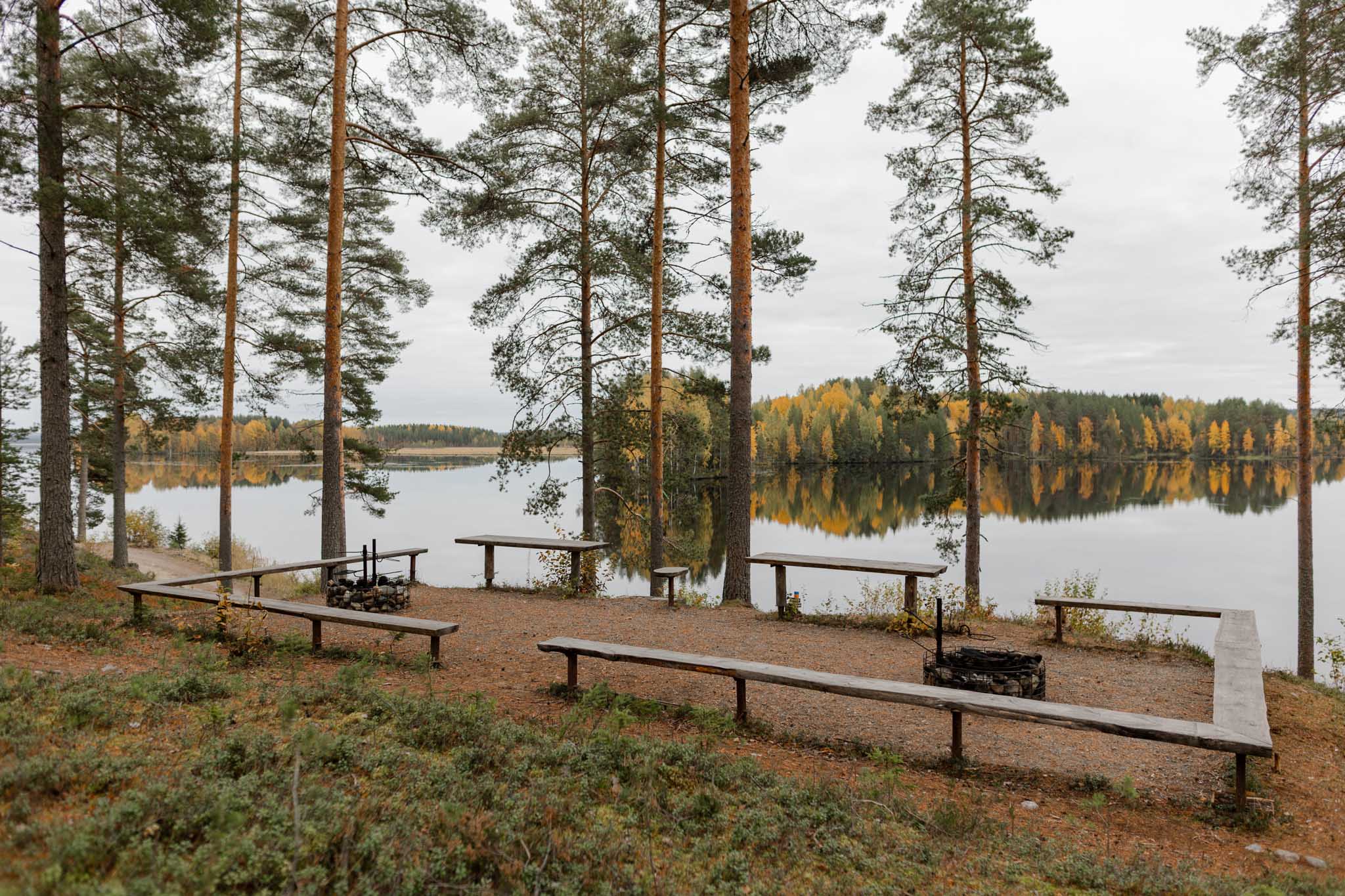 nuotiopaikka jokinäkymällä