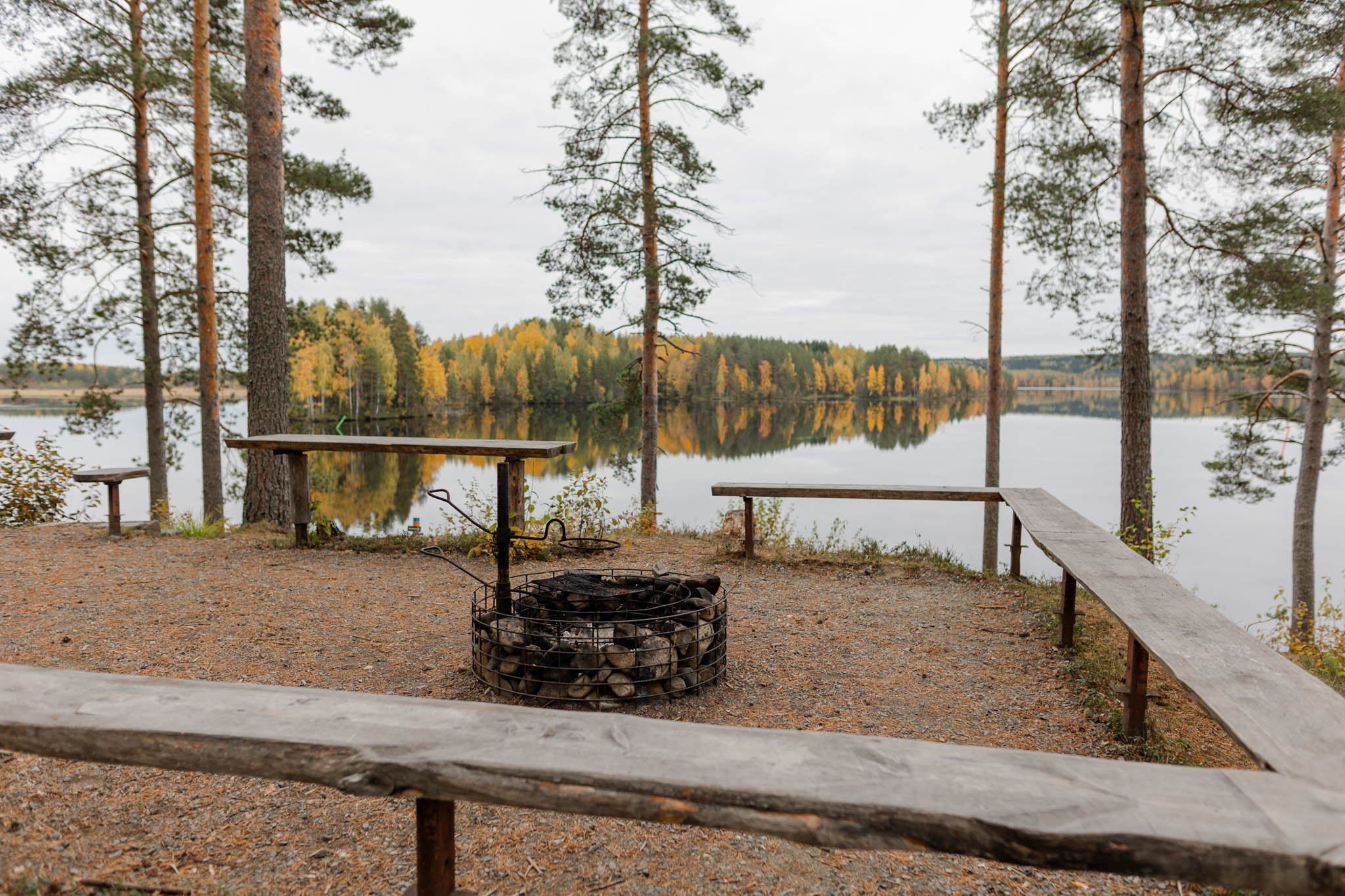 nuotiopaikka jokinäkymällä